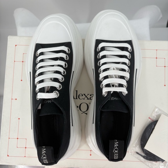 Alexander McQueen Tread Slick Lace-up Boots Black/White Size 39.5 MSRP $750 - Picture 4 of 9